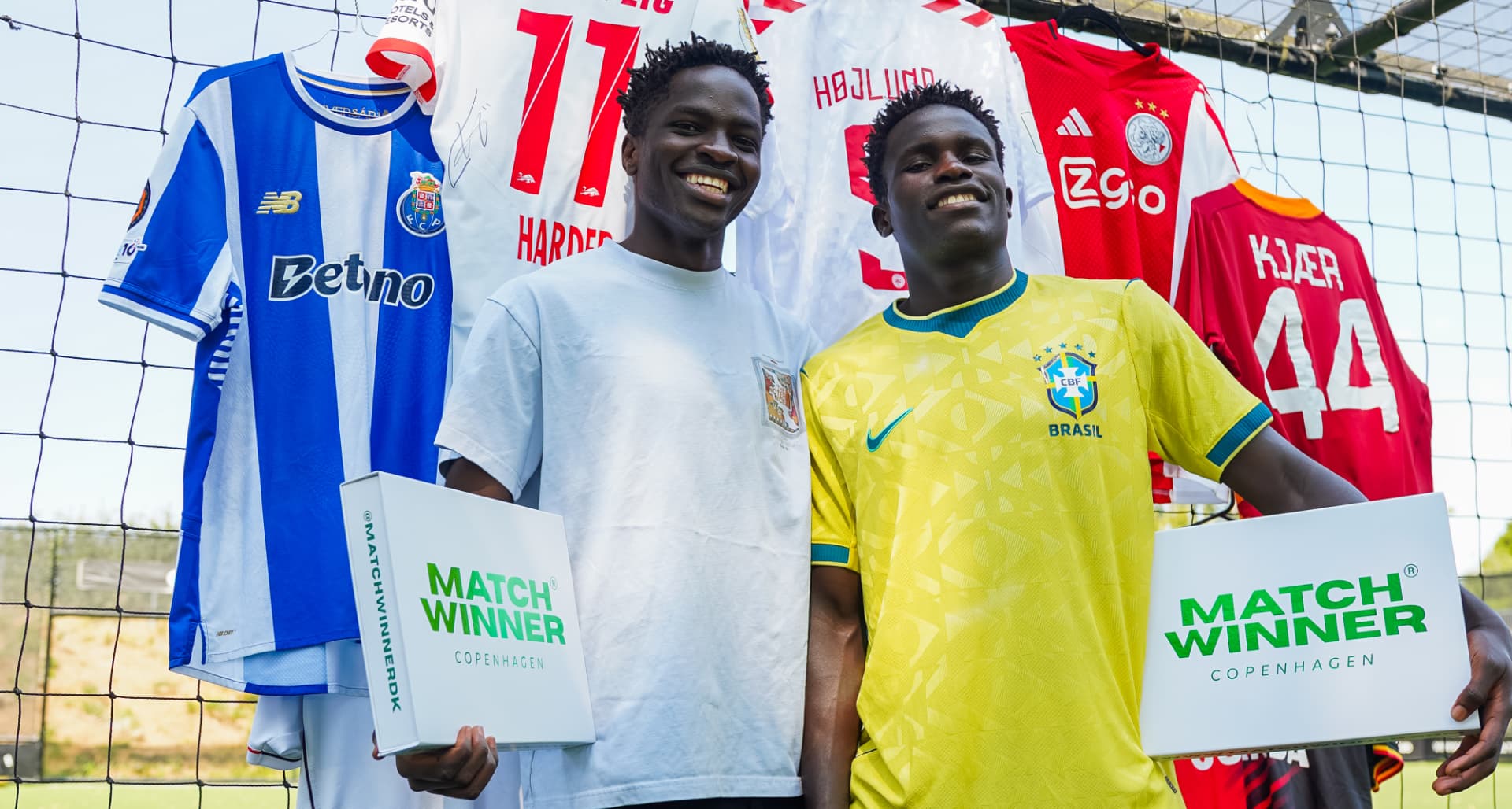To unge fodboldspillere fra El Cambio Academy foran en væg af signerede og matchworn trøjer