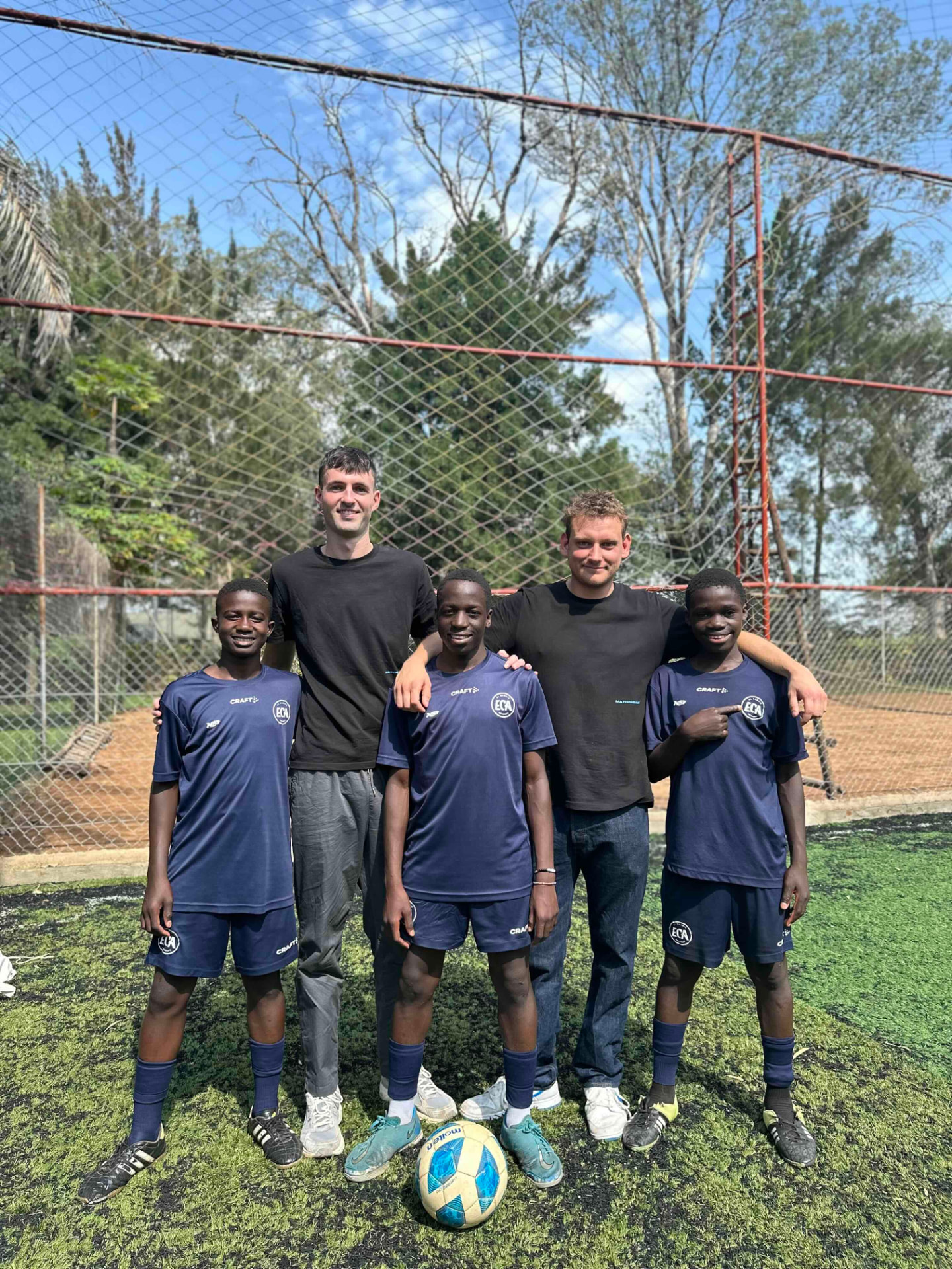 Laust og Nicholas fra Matchwinner sammen med spillere fra El Cambio Academy